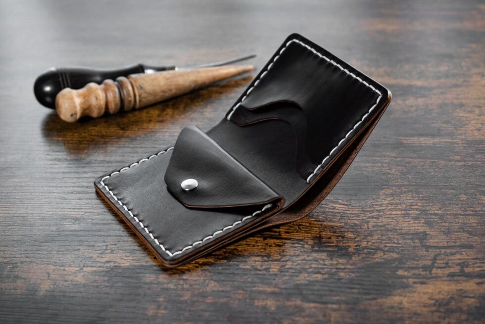 TARJETERO PIEL CABALLO KUMBLE NEGRO BRILLO CLASICO AXEL ROGERS