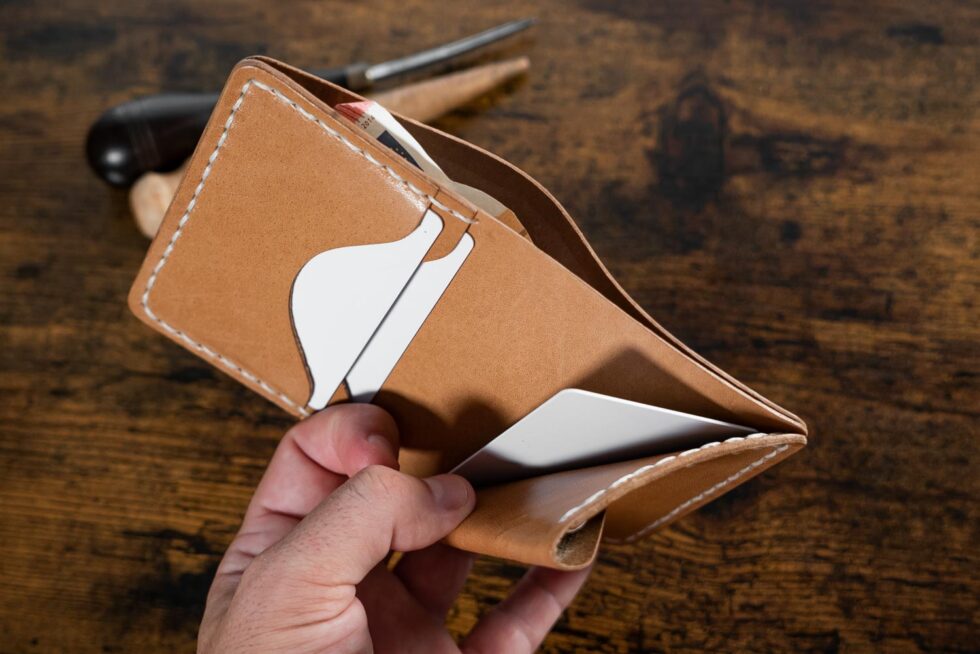 TARJETERO PIEL CABALLO KUMBLE TOSTADO CLASICO AXEL ROGERS