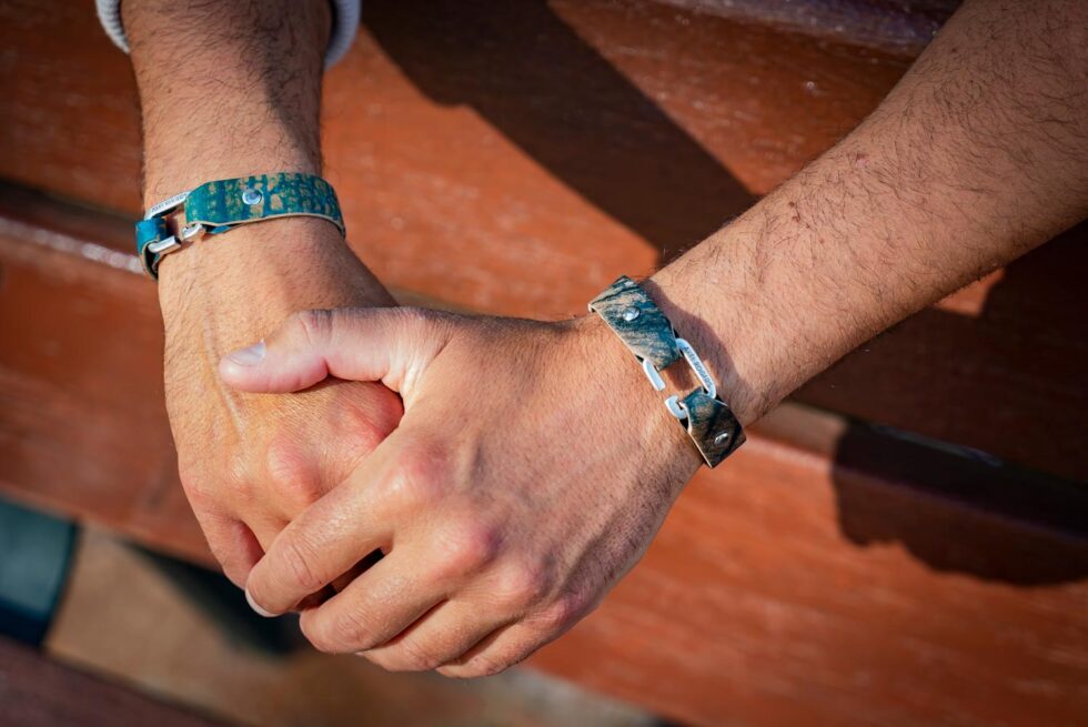PULSERA SHELL CORODVAN CELESTE Y ÉBANO - AXEL ROGER'S