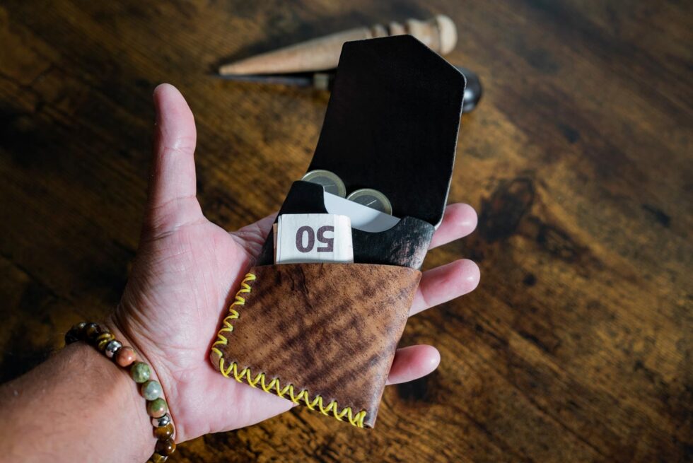 TARJETERO MONEDERO SHELL CORDOVAN EBANO PARDO POKET AXEL ROGERS