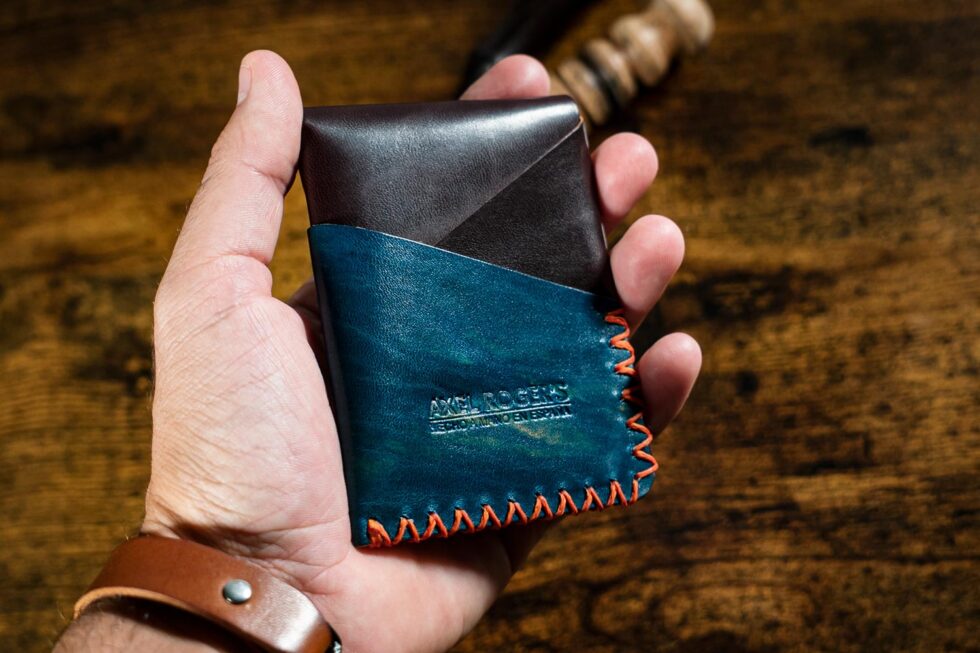 CARTERA NEGRO BRILLO Y AZUL MARINO POKET AXEL ROGERS