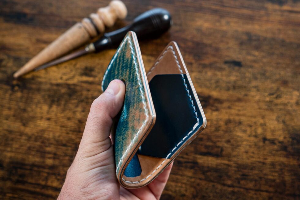 TARJETERO MOCCA SEMI-SHELL CORDOVAN CELESTE Y TOSTADO