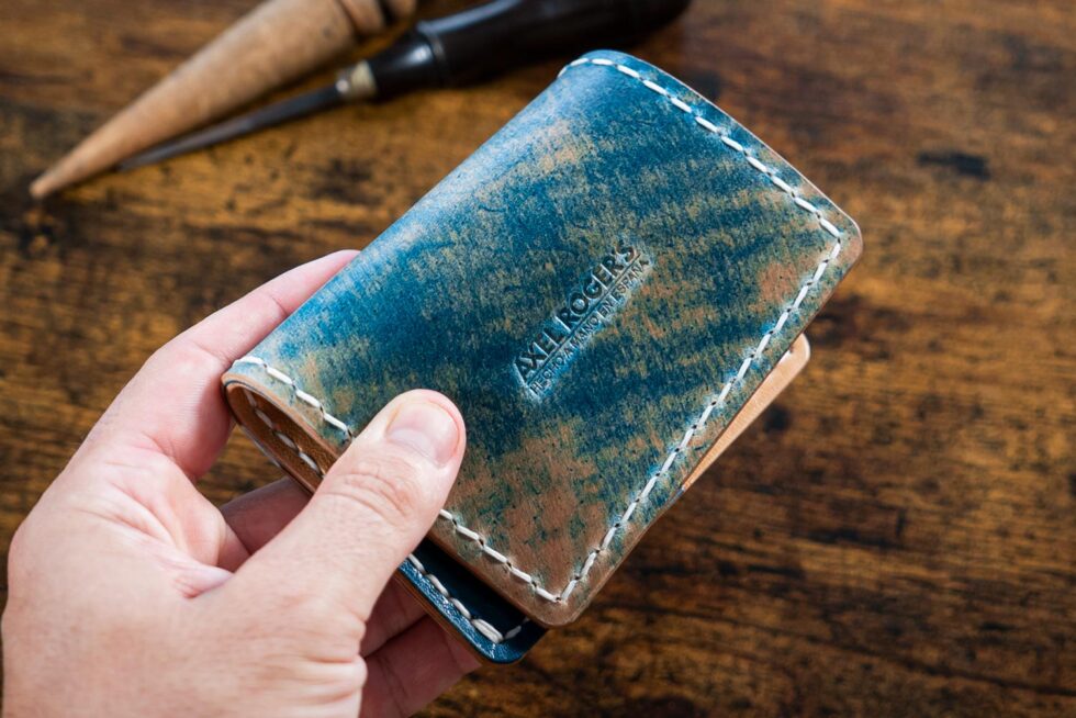 TARJETERO MOCCA SEMI-SHELL CORDOVAN CELESTE Y TOSTADO